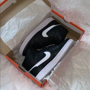 women’s nike’s !!